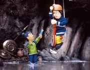 Mutig rettet Sam die kleine Mandy (li.) aus der tiefen Grube.