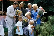 Hannelore (Maria Sebaldt) nimmt auf ihrem Geburtstag die Gl&uuml;ckw&uuml;nsche ihrer Enkelkinder Sebastian (Oliver Lausberg) und Kathrinchen (Sophie Birkner) entgegen. Tenstaag (Gerhard Friedrich), Uschi (Anja Sch&uuml;te), Eberhard (Stefan Orlac) und Mutter Tenstaag (Mady Rahl) beobachten ger&uuml;hrt die Szene.