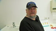 Dieter (49) hat einen wichtigen Termin: Der Angstpatient möchte endlich sein Zahnproblem angehen und träumt von einer Komplettsanierung mit Implantaten. Dieter (49) hat einen wichtigen Termin: Der Angstpatient möchte endlich sein Zahnproblem angehen und träumt von einer Komplettsanierung mit Implantaten.