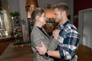 Paul (Niklas Osterloh) ist zuversichtlich, dass Alicia (Josefin Bressel) in ihrem Job erfolgreich ist.
