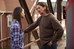Als Russell (Christian Bale, r.) nach einer Trunkenheitsfahrt im Gef&auml;ngnis landet, ahnt er, dass der Traum von einem normalen Leben mit seiner geliebten Freundin Lena (Zoe Saldana, l.) ein abruptes Ende gefunden hat ...