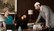 Die Fronten sind klar, der Kampf um den Bau der Moschee kann beginnen: B&uuml;rgermeisterin Ursel Piepenk&ouml;tter (Anna Stieblich, B&uuml;ro der B&uuml;rgermeisterin) bringt sich gegen Nuri Hodscha (Hilmi S&ouml;zer) in Stellung.