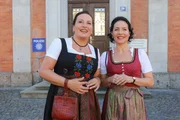 Miriam Stockl (Marisa Burger, r.) und Marianne Grasegger (Ursula Maria Burkhart, l.) freuen sich auf das bevorstehende Volksfest in Ferching, nicht ahnend, was noch alles schiefgehen wird.