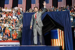 17. September 2022: JD Vance, der republikanische Kandidat f&uuml;r den US-Senat, l&auml;sst sich bei einer Wahlkampfveranstaltung im Cobelligerant Center in Youngstown, Ohio, feiern.