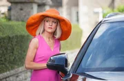 Die Ermittlerin Agatha Raisin (Ashley Jensen) kommt in ihrer neuen Heimat, dem Dorf Carsely, an.
