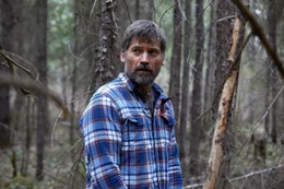 Rayburn (Nikolaj Coster-Waldau) wurde von einem Pfeil des Killers getroffen.