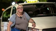 B&auml;rbel Jan&szlig;en f&auml;hrt seit 25 Jahren nachts Taxi in Bremen. Seit Mietwagen f&uuml;r Uber fahren, hat sie viele Kunden verloren.