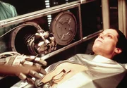 Als Wirt f&uuml;r die neue K&ouml;nigin einer ausgestorbenen Spezies gedacht, entwickelt Ellen Ripley (Sigourney Weaver) pl&ouml;tzlich doch eine eigene Identit&auml;t und trifft eigenst&auml;ndige Entscheidungen ...