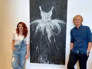 Malt gerne: Tahnee zeigt Pierre M. Krause eines ihrer Bilder.