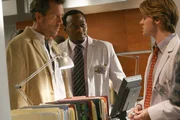 Dr. Gregory House (Hugh Laurie, l.), Dr. Eric Foreman (Omar Epps, M.) und Dr. Robert Chase (Jesse Spencer, r.) haben es mit einem besonders seltsamen Fall zu tun ?