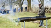 B&auml;nderzaunmachen auf der Alm.