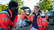 Dr. Haase (Fabian Harloff, r.) wurde im Einsatz verletzt. Dr. Schmidt (Joel Williams, l.) k&uuml;mmert sich um seinen Kollegen.
