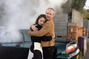 DS Roy Grace (John Simm) ist der Rechtsmedizinerin Cleo Morey (Zoë Tapper) nicht abgeneigt. Zufällig ist er zur Stelle, als sie nur knapp einem Anschlag mit einer Autobombe entgeht. DS Roy Grace (John Simm) ist der Rechtsmedizinerin Cleo Morey (Zoë Tapper) nicht abgeneigt. Zufällig ist er zur Stelle, als sie nur knapp einem Anschlag mit einer Autobombe entgeht.