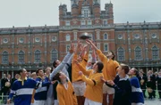 Am Tag des Schutzheiligen der noblen Devington School, St. Malley, findet der berühmte sportliche Wettkampf, der St. Malley's-Day-Lauf statt. Am Tag des Schutzheiligen der noblen Devington School, St. Malley, findet der berühmte sportliche Wettkampf, der St. Malley's-Day-Lauf statt.
