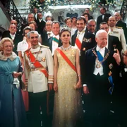 WDR Fernsehen DER SCHAH UND DER AYATOLLAH, Film von Holger Preu&szlig;e, am Mittwoch (11.03.26) um 23:00 Uhr. 1979 st&uuml;rzt im Iran eine Revolution unter der F&uuml;hrung von Ayatollah Khomeini den Herrscher Schah Mohammad Reza Pahlavi und beendet damit eine &uuml;ber 2500 Jahre alte Monarchie. Der bis dahin westlich orientierte Iran wird in der Folge zur Islamischen Republik, eine Herausforderung nicht nur f&uuml;r den Mittleren Osten. Der Film schildert die Lebenswege der beiden Rivalen, Schah Mohammad Reza Pahlavi und Ayatollah Khomeini, die sich mehr als 30 Jahre lang als Gegenspieler gegen&uuml;berstanden. Bild: Empfang des Bundespr&auml;sidenten L&uuml;bke f&uuml;r das persische Kaiserpaaar im Schlo&szlig; Br&uuml;hl bei Bonn am 27. Mai 1967.