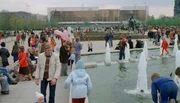 Springbrunnenanlage mit Blick auf den Palast der Republik.