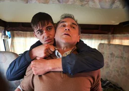 Brooks (Hero Fiennes Tiffin, l.) schnappt sich Dr. Boone (Shaun Smyth, r.) als Geisel.