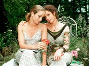 Katharina Klante (Barbara Wussow, re.) hat nach 20 Jahren erfahren, dass sie eine Tochter hat, Laura (Lara Joy K&ouml;rner).