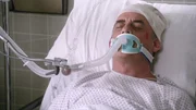 Jerry Bullard (Tom Irwin) wird beim Verlassen eines Swingerclubs mit einem Messer attackiert und so schwer verletzt, dass er nun im Koma liegt. Jerry Bullard (Tom Irwin) wird beim Verlassen eines Swingerclubs mit einem Messer attackiert und so schwer verletzt, dass er nun im Koma liegt.