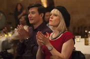 DC Bill Wong (Matt McCooey) genie&szlig;t den Scheunenball im Dorf, doch Agatha Raisin (Ashley Jenson) r&auml;tselt immer noch, wer Jimmy get&ouml;tet hat. Sie hat die neuen Einwohner des Dorfes im Visier.
