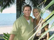 Jan Hansen (Sigmar Solbach) hat sich in die attraktive Biologin Anne van Gaard (Claudine Wilde) verliebt.