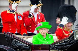 "Ich muss gesehen werden, damit die Menschen an mich glauben", so das Briefing der Queen an ihren Schneider Stewart Parvin. Das Kleid zu ihrem 90. Geburtstag wurde unter dem Hashtag #NeonAtNinety zum Hit auf Social Media.