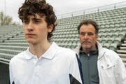 Das perfekte Familienbild bekommt einen Riss, als der Tennistrainer Timo Heinrichs tot im Ger&auml;tehaus des TC Blau-Wei&szlig; gefunden wird. Gab es &Auml;rger mit dem Vater und Platzwart Uwe Lenz (Joachim Raaf, r.), dessen talentierter Sohn Yannik Lenz (Florian Burgkart, l.) die Tenniskarriere an den Nagel h&auml;ngen wollte? Oder war es Yannik selbst?