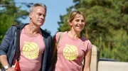 Nora Kaminski (Tanja Wedhorn) und Dr. David Mandel (Marco Girnth) vor dem Volleyballtraining am Strand.