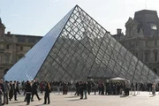 Die Pyramide im Innenhof des Louvre.