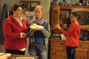 Moni will Yvi bei der K&auml;serei unter die Arme greifen. Von links: Monika Vogl (Christine Reimer), Yvonne Preissinger (Alexa Eilers) und Katharina Benninger (Carina Dengler).