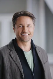 Mit dem Erscheinen von Dr. Nathan Riggs (Martin Henderson) im Krankenhaus, kehren auch Probleme unter den Ärzten ein ... Mit dem Erscheinen von Dr. Nathan Riggs (Martin Henderson) im Krankenhaus, kehren auch Probleme unter den Ärzten ein ...