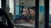 Elena (l, Daria Mureeva) und ihre Mutter (r, Helga Filippova) besuchen den Vater im Gef&auml;ngnis und sprechen &uuml;ber Investitionen, die gescheitert sind.