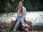 Liz (Viktoria Krause) ist verzweifelt auf der Suche nach ihrer Schwester Mary; dabei findet sie an der Gera einen Roboter.