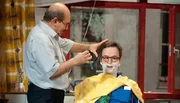Kurt Kr&ouml;mer l&auml;dt ins Berliner Ensemble zur neuen Staffel der "Kr&ouml;mer - Late Night Show". - Berliner Barbier Hamdi Hamdi (li.) zu Gast bei Kurt Kr&ouml;mer