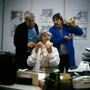 Fr&auml;ulein Glaubrecht (Gudrun Genest, M.) und Heinz (Andreas Mannkopff, r.) freuen sich &uuml;ber Eberhards (Stephan Orlac, l.) Souvenier aus Mallorca.