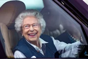 Die K&ouml;nigin mit dem Bleifu&szlig;. Die Queen fuhr gerne selbst - und schnell, weil ihr das ein Gef&uuml;hl von Freiheit gab, erinnert sich ihre Privatsekret&auml;rin.
