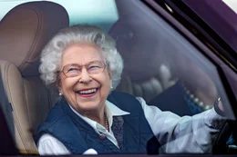 Die K&ouml;nigin mit dem Bleifu&szlig;. Die Queen fuhr gerne selbst - und schnell, weil ihr das ein Gef&uuml;hl von Freiheit gab, erinnert sich ihre Privatsekret&auml;rin.