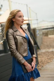 Janie Stretton (Kristy Philipps) wartet auf eine omin&ouml;se Bekanntschaft.