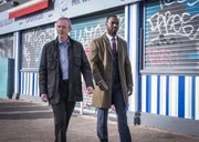 DS Roy Grace (John Simm, l.) hofft, dass sein kürzlich angeschossener Partner DS Glenn Branson (Ritchie Campbell, r.) wirklich wieder so fit für den Dienst ist, wie er behauptet. DS Roy Grace (John Simm, l.) hofft, dass sein kürzlich angeschossener Partner DS Glenn Branson (Ritchie Campbell, r.) wirklich wieder so fit für den Dienst ist, wie er behauptet.