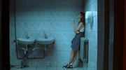 Elena (Daria Mureeva) in der Clubtoilette.