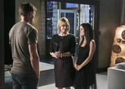 Als Zoe (Rachel Bilson, r.) vor dem Zusammentreffen mit Wade (Wilson Bethel, l.) zu ihrer Mutter Candice (JoBeth Williams, M.) fl&uuml;chtet, trifft dieser eine Entscheidung ...