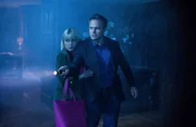 Agatha Raisin (Ashley Jensen) und James Lacey (Jamie Glover) suchen nachts im Geisterhaus "Ivy Hall" nach dem Ursprung des Spuks.