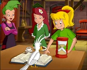 Endlich! Bibi (r.) begreift, wie sie es anstellen muss, damit aus dem wei&szlig;en Kakadu wieder Mania wird.