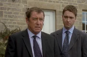 F&uuml;r Inspector Barnaby (John Nettles, l.) und Sergeant Troy (Daniel Casey, r.) f&uuml;gt sich das Puzzle langsam zusammen.