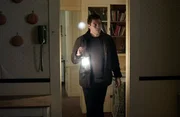 Ash Correll (Dominic West) versucht Telly (Julianne Moore) dabei zu helfen, die Wahrheit ans Licht zu bringen.