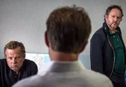 Wallander (Krister Henriksson, links) und Martinsson (Douglas Johansson) vernehmen den verd&auml;chtigen Eric Wredin (Tobias Zilliacus).