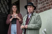 Als der Rentner Hubert Koch (Manfred M&ouml;ck, r.) nach langem Klinikaufenthalt nach Hause kommt, muss er feststellen, dass sein Haus an Iris Michalski (Laura Lippmann, l.) und ihren Mann verkauft wurde. Wenig sp&auml;ter wird er tot neben einer Parkbank aufgefunden.