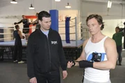 Als auch noch Bruno Tom auf dessen merkw&uuml;rdige Gef&uuml;hlslage anspricht, geht Tom (Patrick Kalupa, r.) zu seinem Boxtrainer Henry (Ralf Hackradt, l.) in sein altes Boxstudio. Und bevor er sich versieht, agiert er dort aus, was wirklich in ihm tobt ...