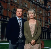Inspector Barnaby (John Nettles) ist mit seiner Frau Joyce (Jane Wymark) eigentlich aus privaten Gr&uuml;nden nach Midsomer Parva gekommen.