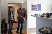 Viola und Butsch (Yvonne Catterfeld und G&ouml;tz Schubert) suchen in der Wohnung Gr&ouml;ba nach Spuren.